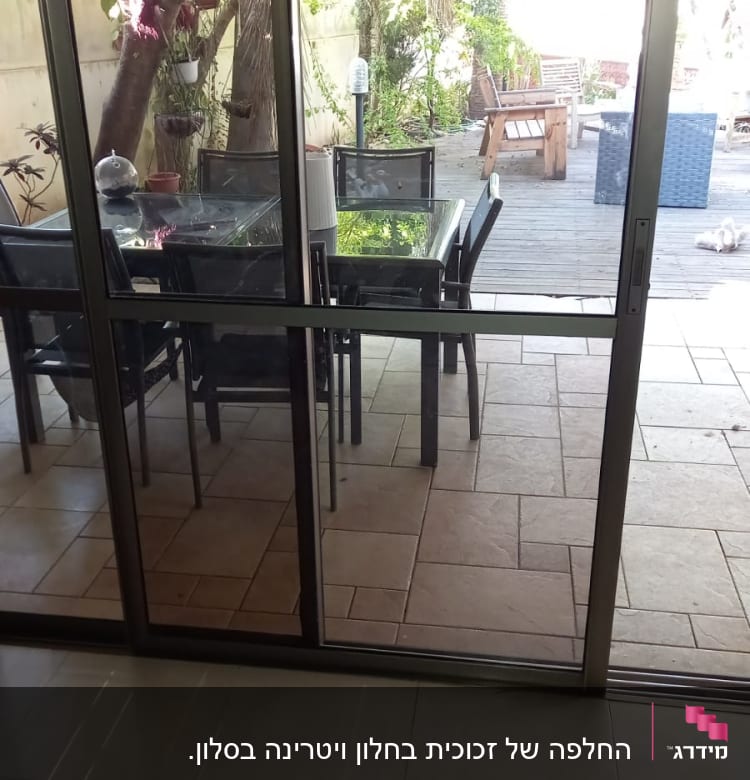 דלת זכוכית שקופה עם מסגרת מתכתית